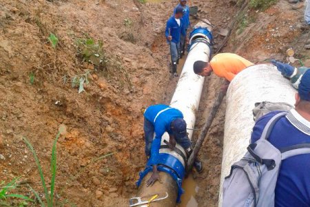 Atención con carrotanque a moradores de la Comuna 12 por reposición de tubería de 20 pulgadas del servicio de agua