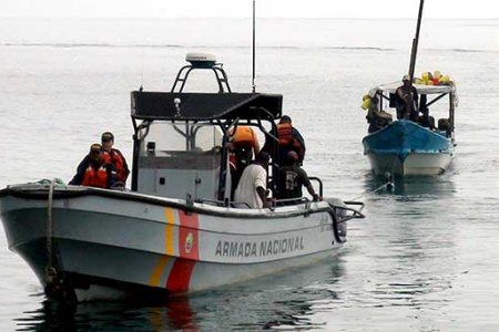 Armada Nacional rescata embarcación pesquera a la deriva
