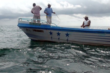 Rescatados tres ecuatorianos en el mar pacífico