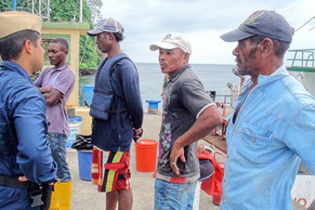 Cuatro pescadores rescatados en el pacífico por la Armada Nacional