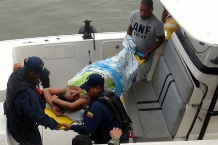 Armada Nacional rescata personas en el mar pacífico