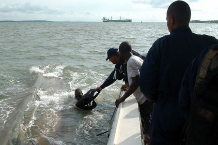 Armada Nacional rescata dos personas en el pacífico