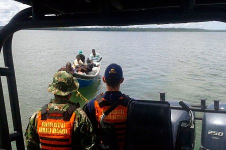 Rescatados cuatro pescadores artesanales en embarcación a la deriva en bahía de Buenaventura