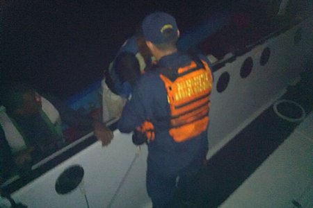 Rescatadas seis personas en dos embarcaciones a la deriva