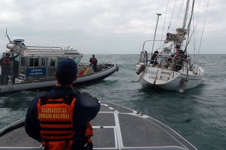 Tripulación de velero estadounidense es rescatada por la Armada Nacional