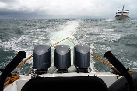 Armada Nacional rescata barcos que se encontraban a la deriva en el mar con 57 personas a bordo