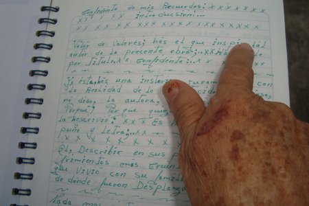 Una solicitante de restitución de tierras escribió a mano el libro de su historia