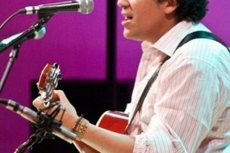 “La comedia vence lo que la música no alcanza”:  Roberto Camargo, el cantor de la rosa y el astronauta