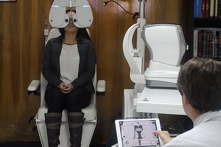 ¿Cuándo debe usted visitar a un optómetra o un oftalmólogo?