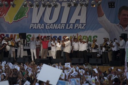 Es hora de parar esta insensata guerra, dijo Santos en el cierre regional de su campaña