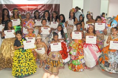 Skandalo Models graduó primer grupo de estudiantes de modelaje en el módulo básico
