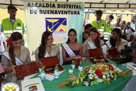 La Srta. Colombia, Catalina Robayo estuvo en la ciudad realizando desfile a beneficio del barrio Rotario de las Reinas