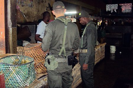 Más de 150 policías se toman la plaza de mercado José Hilario López de Pueblo Nuevo