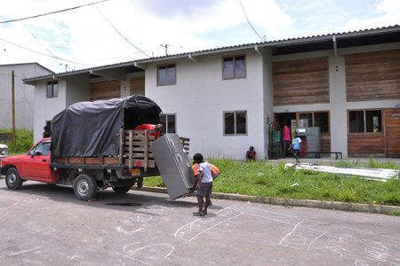 Familias de la zona de bajamar del barrio Muro Yusti ya se están trasladando a la Ciudadela San Antonio