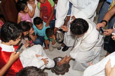 El lavatorio de los pies, es una enseñanza de humildad que nos dejó Jesucristo