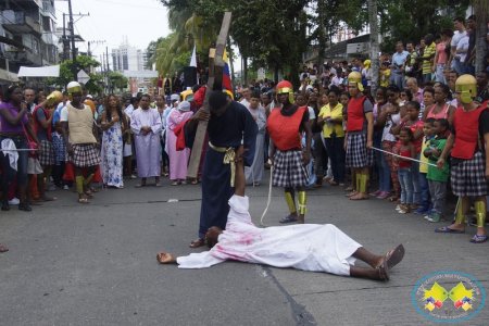 Reportaje gráfico de la procesión del Santo Viacrucis de la Catedral San Buenaventura