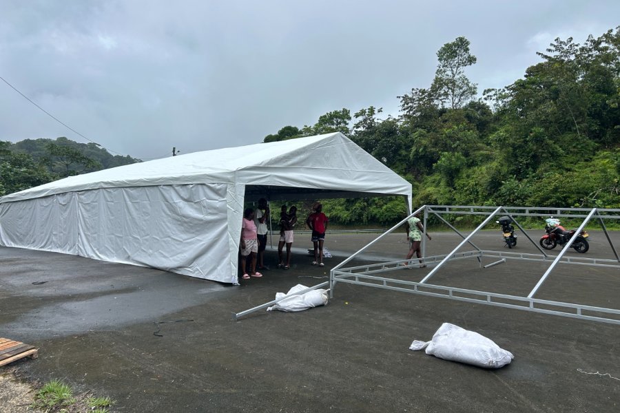El Grupo Decorcerámica entregó dos aulas móviles al plantel Francisco Javier Cisneros, en zona rural de Buenaventura