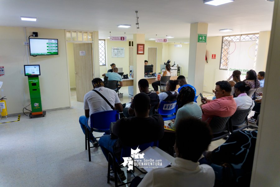 Más de 50 personas se postularon a vacantes de construcción en jornada de empleo de Comfenalco con Unión Vial Camino del Pacífico