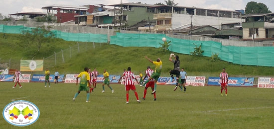 El onceno porteño siguió en caída libre y cayó en su estadio 3-2 ante Expreso Rojo, equipo que desnudó los graves errores de los locales