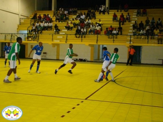 El jueves y viernes se disputará la tercera ronda del primer campeonato de fútbol de salón “100 Barrios”