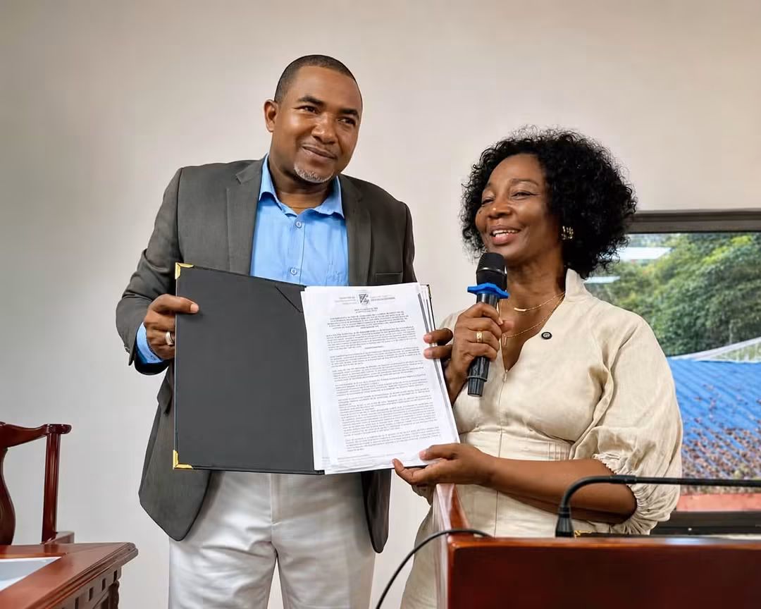 La alcaldesa Ligia del Carmen Córdoba Martínez posesiona a la nueva junta directiva de Asocomunal para el periodo 2026-2030 en Buenaventura