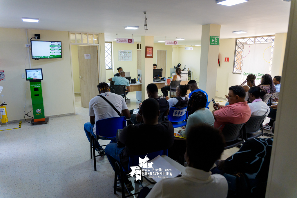 Más de 50 personas se postularon a vacantes de construcción en jornada de empleo de Comfenalco con Unión Vial Camino del Pacífico