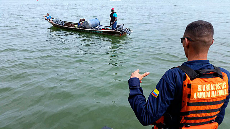 Armada Nacional rescata a familia que se encontraba a la deriva a bordo de una embarcación en aguas del pacífico