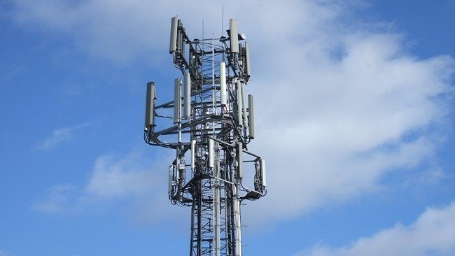 Una antena móvil emite tanta radiación como una bombilla de 100 vatios a un kilometro