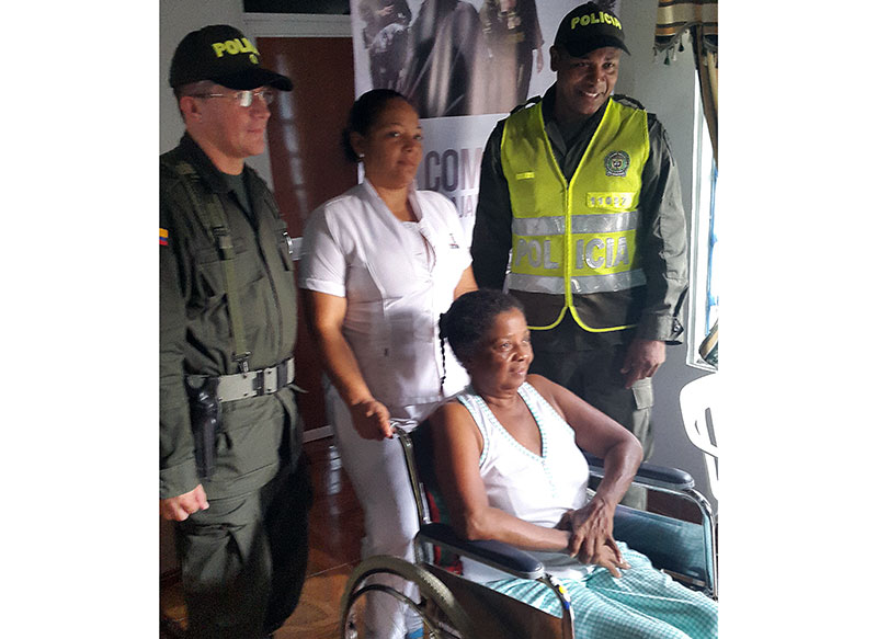 Distrito Especial de Policía Buenaventura entrega silla de ruedas a una mujer con limitaciones físicas