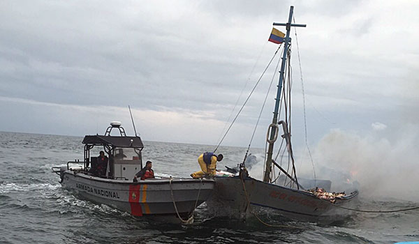 Barco de cabotaje se incendió, su tripulación y pasajeros resultaron ilesos