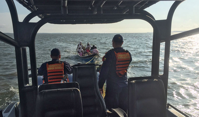 Armada Nacional rescata a seis personas en lancha a la deriva