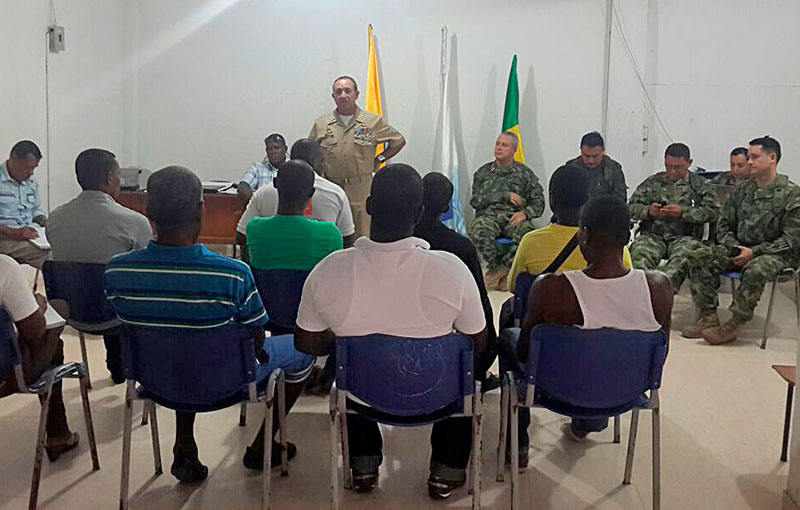 Armada Nacional apoya a la comunidad desplazada  de Guapi, Cauca