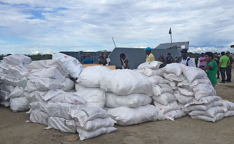 La Armada Nacional transportó ocho toneladas de ayuda humanitaria a la población de Guapi, Cauca