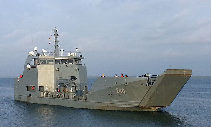 Buques logísticos de la Armada Nacional transportan agua para la población de Tumaco