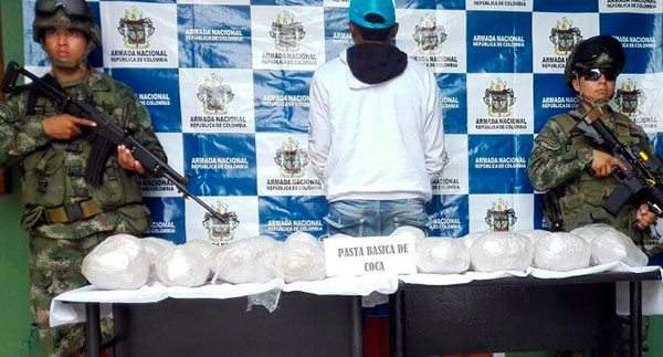 Armada Nacional captura a un sujeto con 40 kilogramos de pasta base de coca en Nari&ntilde;o