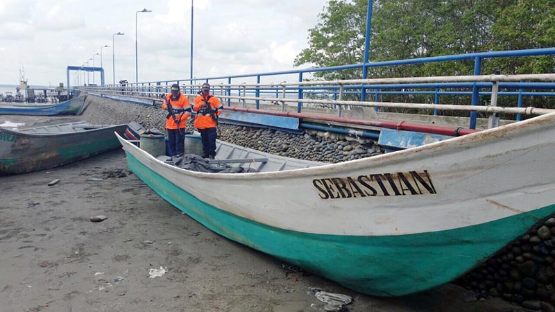 Capturados tres ecuatorianos que transportaban ilegalmente combustible ecuatoriano, en aguas del pacífico colombiano