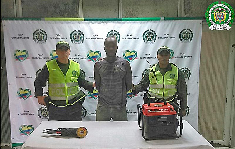 La Policía capturó a una cuando pretendía hurtar varios elementos de construcción