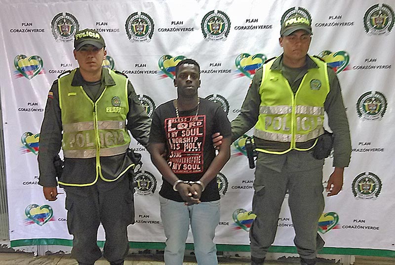 La policía capturó dos personas por el delito de porte ilegal de armas de fuego y fuga de preso