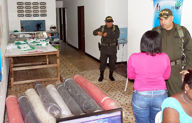 La Policía Nacional donó telas a fundación de Buenaventura para capacitar en modistería a mujeres cabezas de hogar