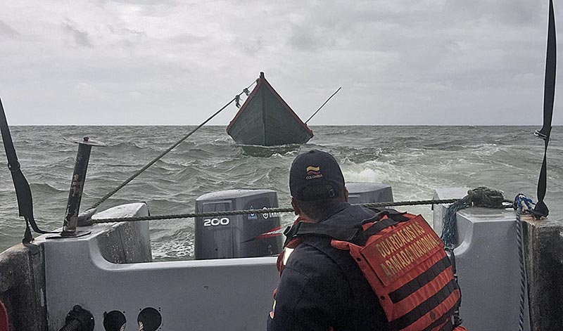 Dos embarcaciones a la deriva en el pacífico fueron rescatadas por la Armada Nacional