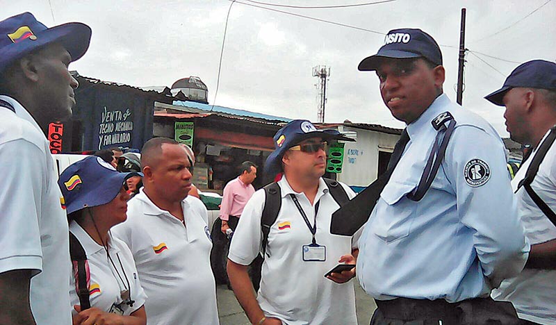 Agentes de Tránsito de Buenaventura iniciaron asamblea permanente por el atraso en sus salarios