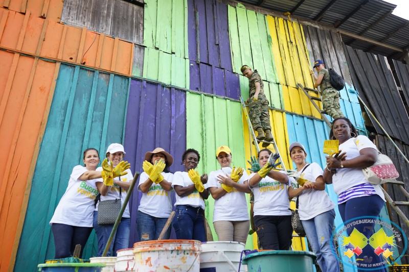 Mujeres por Buenaventura pintaron casas y negocios en sector maderero de El Pi&ntilde;al