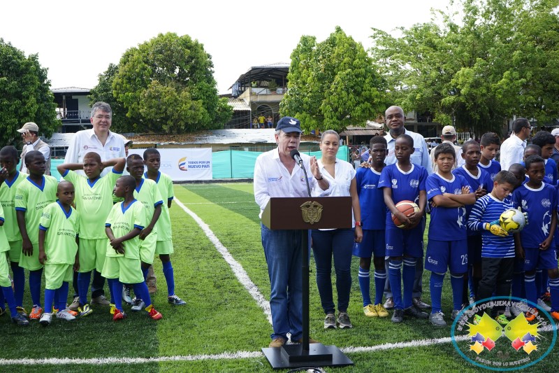 Presidente Santos entregó el polideportivo del barrio La Independencia
