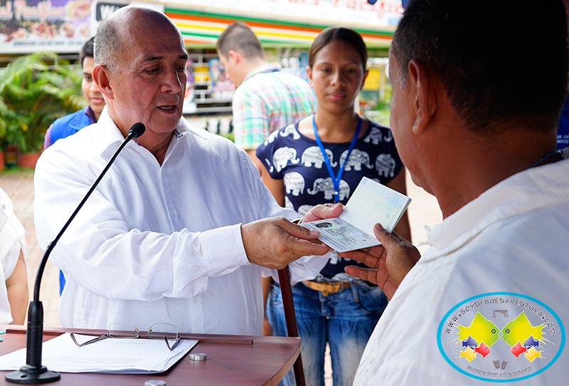 Gobernador hizo entrega simbólica de pasaportes en Buenaventura y las personas ya los pueden reclamar el 25 y 26 de noviembre