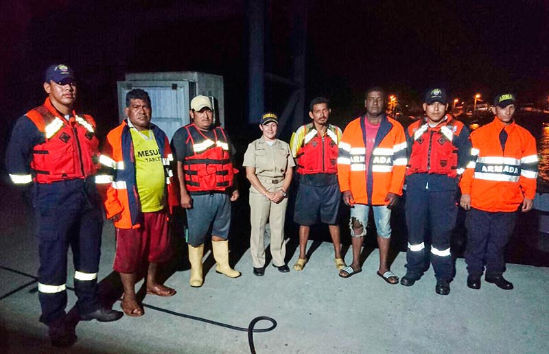 Guardacostas rescata a cuatro pescadores ecuatorianos en altamar