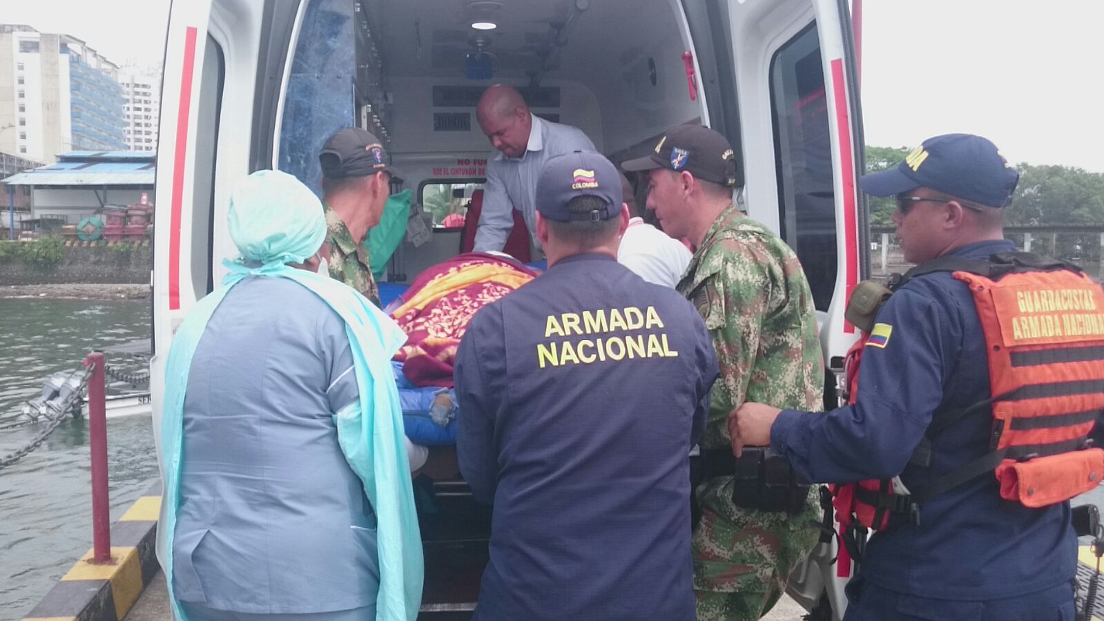 Armada Nacional evacua mujer indígena embarazada con problemas médicos