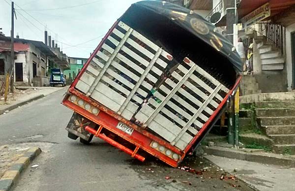 Mala calidad en tapa de válvula de acueducto ocasiona accidente