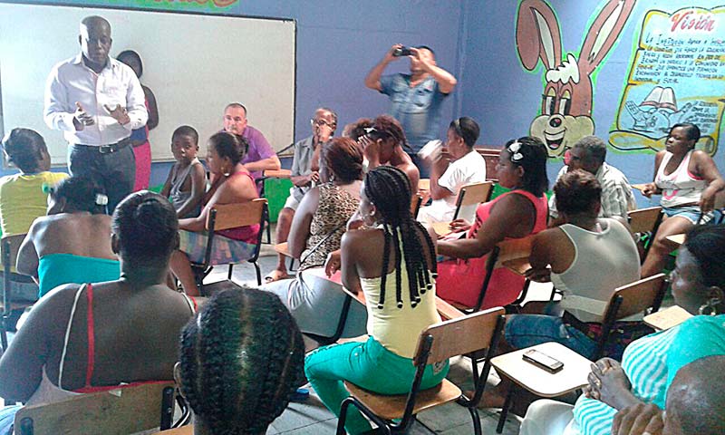 Secretario de Salud visitó  el barrio Santa Cruz para despejar dudas sobre algunas enfermedades