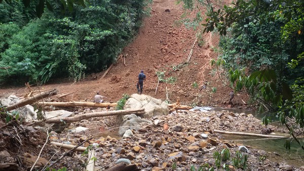 Guardabosques de San Cipriano ingresaron a la zona del derrumbe que presenta el río Escalerete