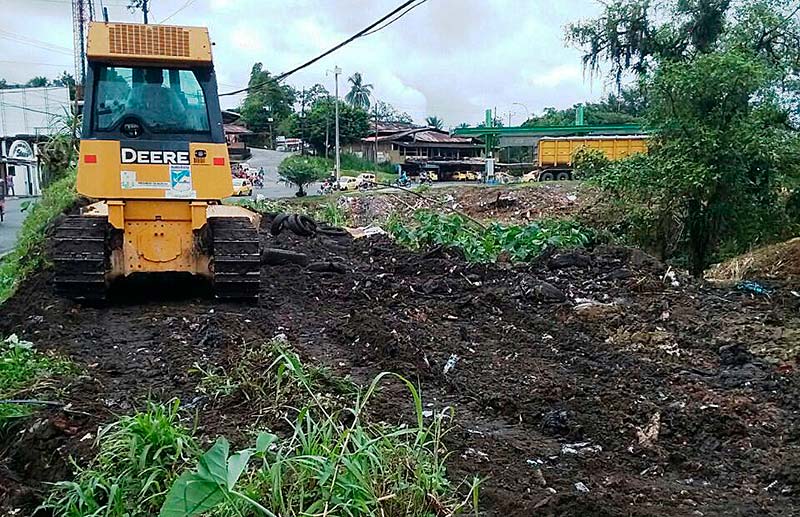 El EPA avanza en limpieza en el separador vial frente a la entrada del barrio Las Américas